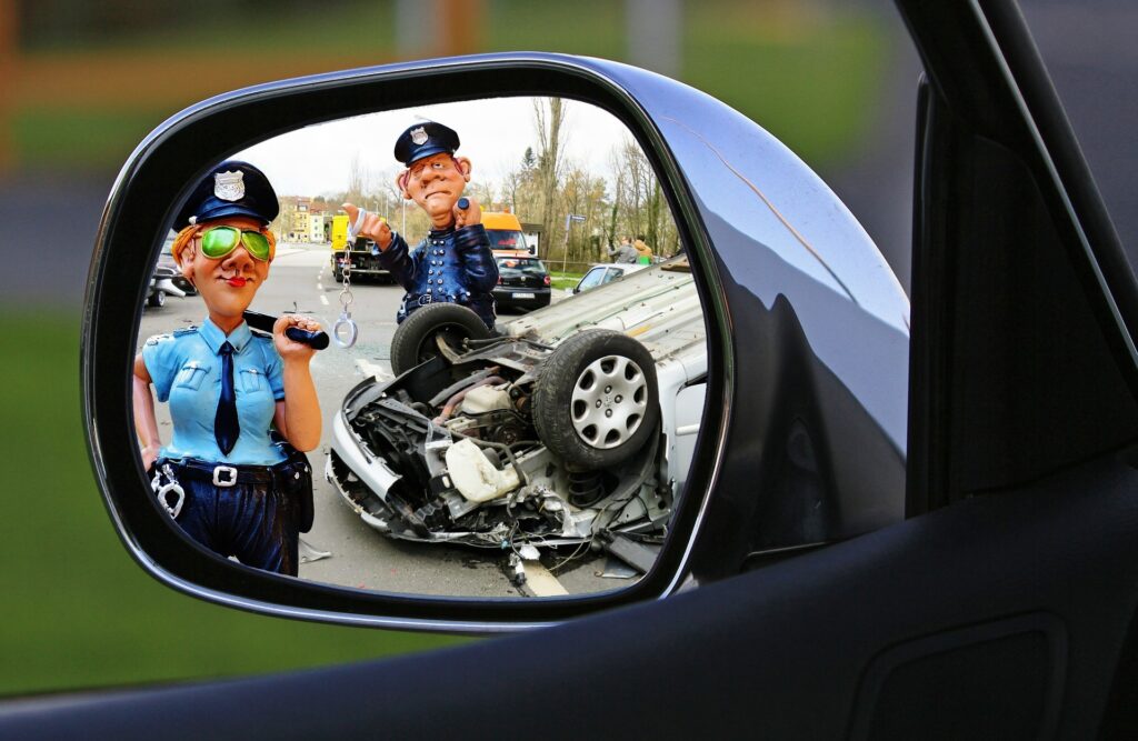 事故現場の警察